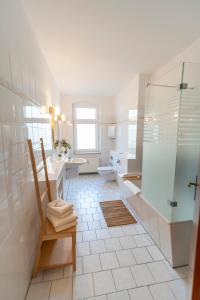uma casa de banho com um chuveiro, um lavatório e um WC. em RR - Comfortable Apartment 60 qm - Central - WIFI em Magdeburg