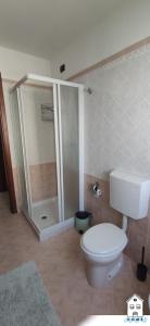 een badkamer met een toilet en een douche bij Appartamento in centro HOME in Monfalcone