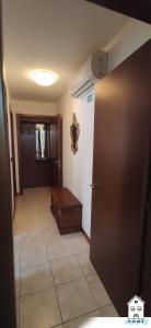 een hal met een kamer met een deur en een kist bij Appartamento in centro HOME in Monfalcone