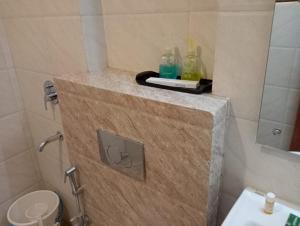 baño con encimera con lavamanos y aseo en HOTEL ORCHID en Lucknow