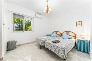 Un pat sau paturi într-o cameră la The lemon tree house +27 fotografii