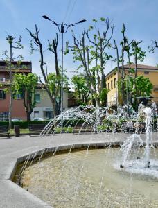 fontanna wodna w parku z drzewami w tle w obiekcie Garibaldi18 w mieście Desenzano del Garda