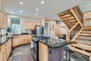 eine Küche mit Holzschränken und einer Treppe in der Unterkunft Twin Creek Lodge home in Breckenridge