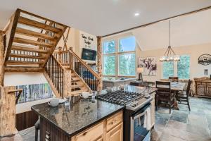 eine Küche mit einem Herd und einer Treppe in der Unterkunft Twin Creek Lodge home in Breckenridge