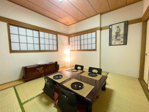 東京にあるTatami house Skytree view Asakusa lineのテーブルと椅子が備わる客室です。