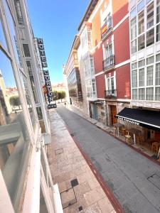 uma rua vazia numa cidade com edifícios em El Mirador De La Calle la Puebla con Parking incluido ATUAIRE em Burgos