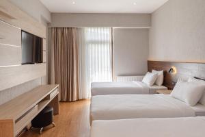巴库里阿尼Hotel 25 Bakuriani的有两张床和一台电视的酒店房间