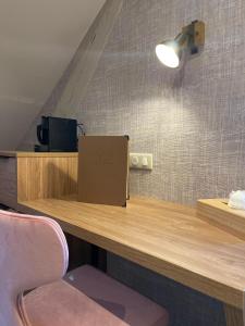 a desk with a cardboard box sitting on top of it at Hôtel Restaurant La Charrue in Sand