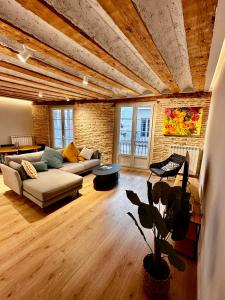 a living room with a couch and a table at Atuaire Home El Mirador De La Calle la Puebla PARKING INCLUIDO in Burgos