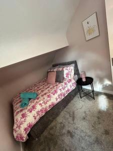 1 dormitorio con 1 cama y 1 mesa en Immaculate 1-Bed House in Newtown Disley en Stockport