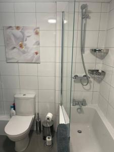 Bilik mandi di Immaculate 1-Bed House in Newtown Disley