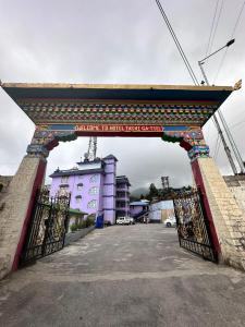 達旺鎮的住宿－Hotel Tashi Ga Tsel，建筑前有门的拱门