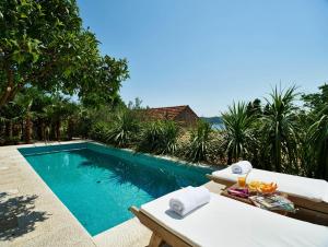 特斯特諾的住宿－Villa Lemonia，游泳池旁设有桌椅