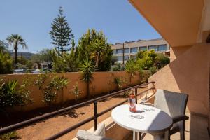 Rõdu või terrass majutusasutuses Hotel Rossis
