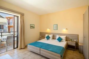 Voodi või voodid majutusasutuse Hotel Rossis toas