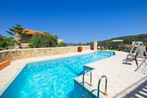 uma piscina com vista para uma montanha em Topolia 1 Bedroom Villa em Topólia