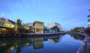 a view of a river with houses and buildings at Sleepy Nomad Guesthouse in Malacca