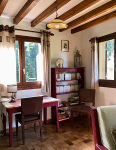 Coin salon dans l'établissement Chalet Rivière du Bon Nant Location de 6 à 14 personnes en Haute Savoie