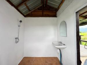 a bathroom with a sink and a window at Dee Tor Jai Farm Stay ดีต่อใจฟาร์มสเตย์ in Chiang Klang
