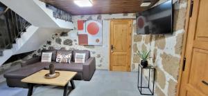 a living room with a couch and a tv at El Batan Resort in Santa Brígida