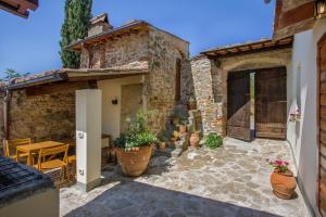 a courtyard of a house with potted plants at Rustico Pierino - Sweet Dreams in Florence in Florence