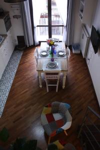 una mesa de comedor y sillas en una habitación en Casa PAN (Percorso Arabo Normanno) en Palermo