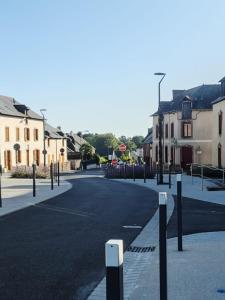 een lege straat met zwarte en witte palen op de weg bij Le Studio in Saint-Gilles