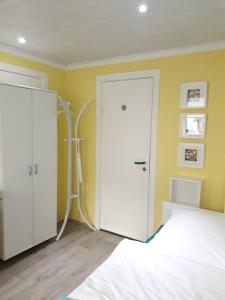 Ένα ή περισσότερα κρεβάτια σε δωμάτιο στο XXS Appartement - Studio für 2 Gäste mit Terrasse und Strandkorb