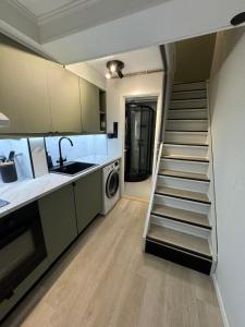 Kuchyň nebo kuchyňský kout v ubytování NEW! Modern - Central - Cozy place by the Sherpa stairs
