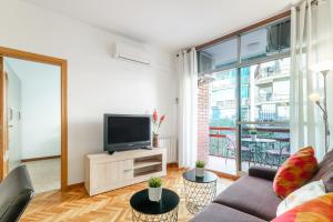 バルセロナにあるConfort Barcelona Rentalsのリビングルーム(ソファ、テレビ付)