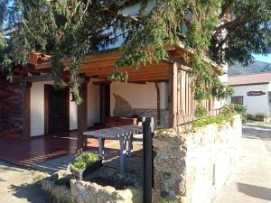 a picnic table in front of a house at Casa Boni y Florina in Nava