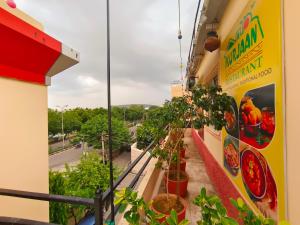 un balcon d'un bâtiment avec des plantes en pot dans l'établissement Hotel Rajshree Niwas, à Udaipur