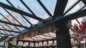 un tren en una pista en un edificio con ventanas en The Galaxie en Oxford