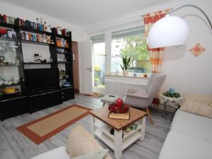 una sala de estar con un sofá y una mesa en Bungalow in Berumbur nahe Norddeich Strand, en Berumbur