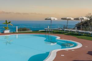 una piscina con vistas al océano en Residence New Paradise, en Tropea