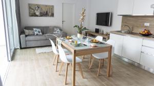une cuisine et un salon avec une table et des chaises dans l'établissement La Casa Di Marty Per 6, à Torre del Lago Puccini 33 autres photos