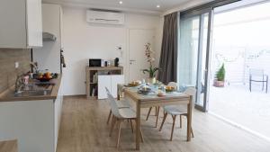 une cuisine et une salle à manger avec une table et des chaises dans l'établissement La Casa Di Marty Per 6, à Torre del Lago Puccini