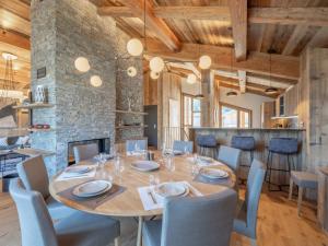 Chalet de luxe familial avec piscine et sauna, proche des pistes et commodites a Courchevel Le Praz - FR-1-568-37