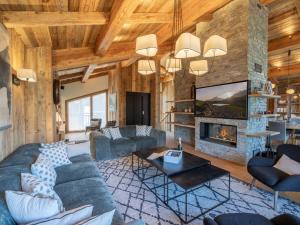 Posedenie v ubytovaní Chalet de luxe familial avec piscine et sauna, proche des pistes et commodités à Courchevel Le Praz - FR-1-568-37