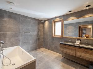 Kúpeľňa v ubytovaní Chalet de luxe familial avec piscine et sauna, proche des pistes et commodités à Courchevel Le Praz - FR-1-568-37 + 9 fotografií