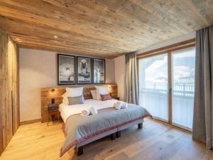 una camera con un grande letto e una grande finestra di Chalet Courchevel, 6 pièces, 12 personnes - FR-1-568-37 a Courchevel