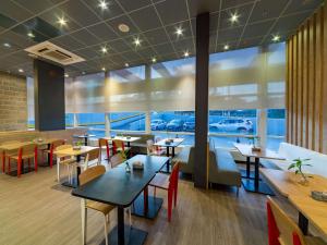 En restaurant eller et andet spisested på ibis Manaus Aeroporto