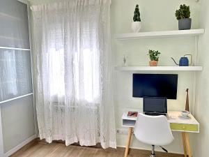 TV a/nebo společenská místnost v ubytování Cómoda Habitación Doble cerca de los lugares emblemáticos de Madrid