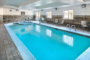 una piscina con agua azul en una habitación de hotel en Hyatt Place Fairbanks en Fairbanks