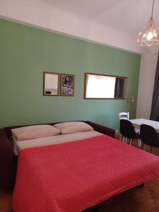 1 dormitorio con 1 cama grande con manta roja en Domus Cornelia, en Roma