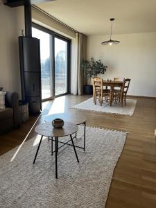 ein Wohnzimmer mit einem Tisch und einem Esszimmer in der Unterkunft Charming house on the Luxembourg border in Messancy