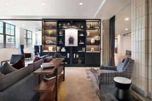 デンバーにあるThe Slate Hotel Denver Downtown, Tapestry by Hiltonのソファとテーブルのあるリビングルーム