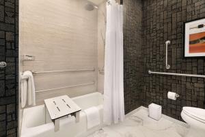 The Slate Hotel Denver Downtown, Tapestry by Hilton的一间浴室