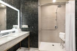 The Slate Hotel Denver Downtown, Tapestry by Hilton的一间浴室