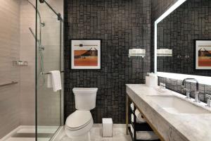 The Slate Hotel Denver Downtown, Tapestry by Hilton的一间浴室